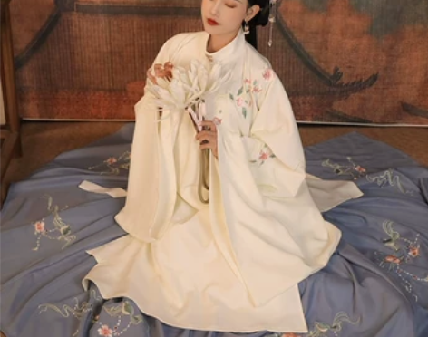 【狂欢价】艺缕汉服尺码M,牡丹记 白色上袄...