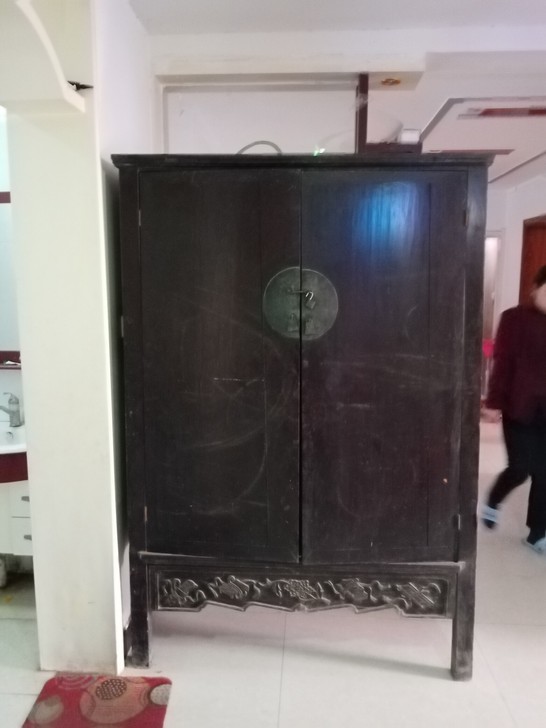 祖上留下来的老物件，清代书柜，有雕刻画，据...