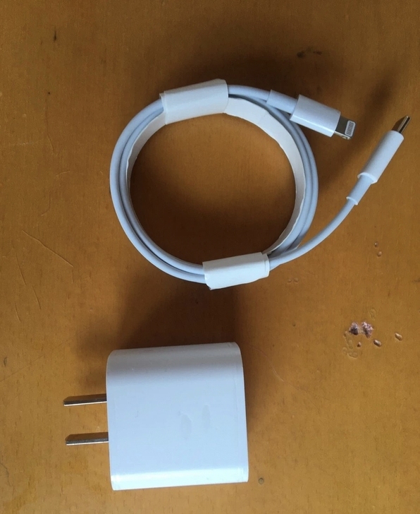个人闲置转让一套苹果12用的充电器，20w...