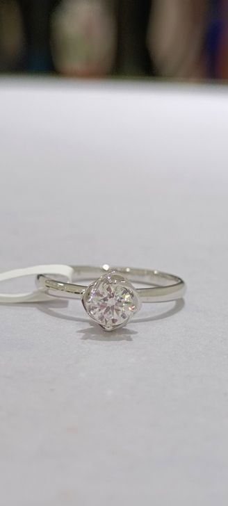 41.6分钻石戒指主钻35.3分副钻6.3...