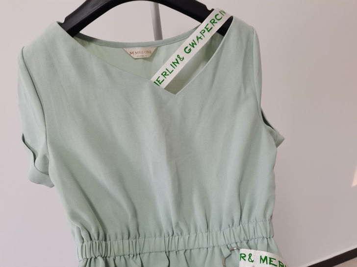 misone全新连衣裙,穿过一次被朋友说太...