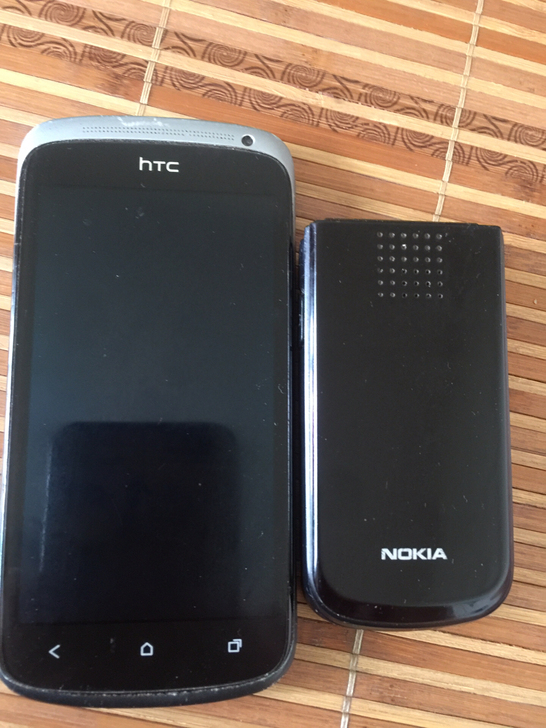 外面收来的不缺件手机没试过机,两台诺基亚手...