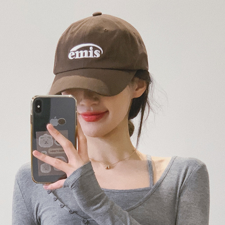 鸭舌帽 宝蓝色 不适合自己不太喜欢啦 便宜出