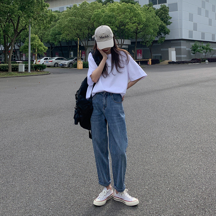 牛仔裤,仅穿过一次,上身显瘦,需要的联系!...