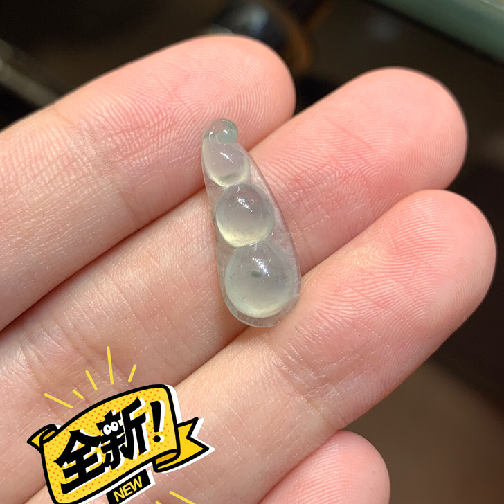 天然翡翠A货 福豆吊坠 可直接绑绳子佩戴。...