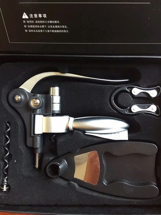 全新红酒开瓶器，买家电时赠送。实物非常重，...