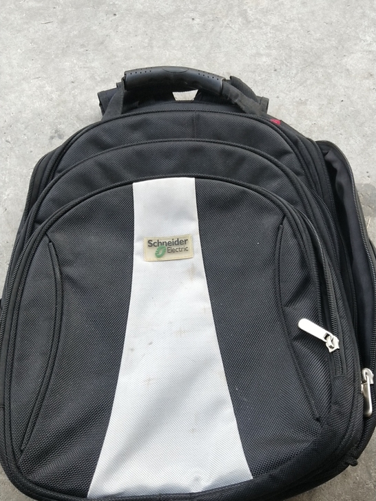 Schneider电工包，功能多样，有3层...