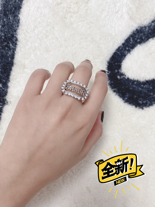 D戒指，全新，银色粗细可调节，搭配无敌，因...