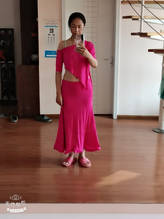 肚皮舞服，都是品牌货，帮朋友转卖，朋友高挑...