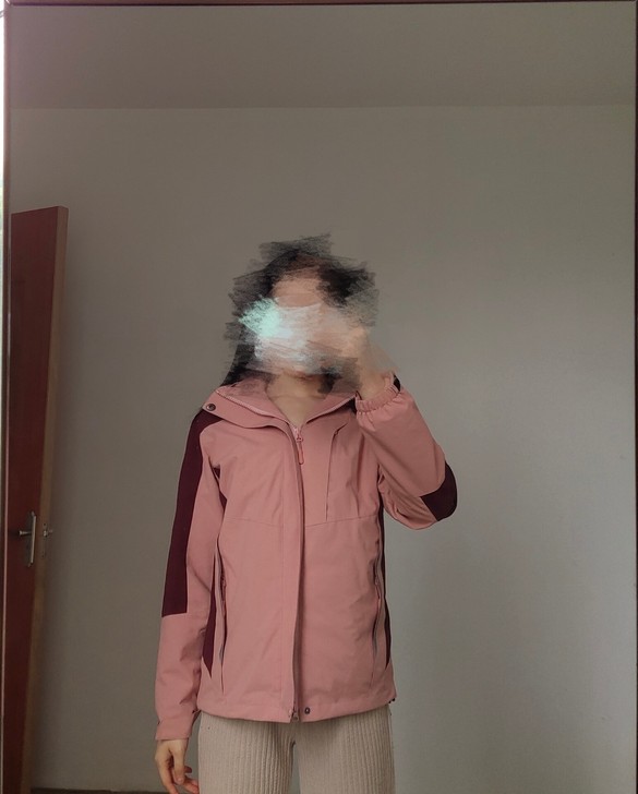 淡粉色冲锋衣 尺码s 有帽子 内胆 均...