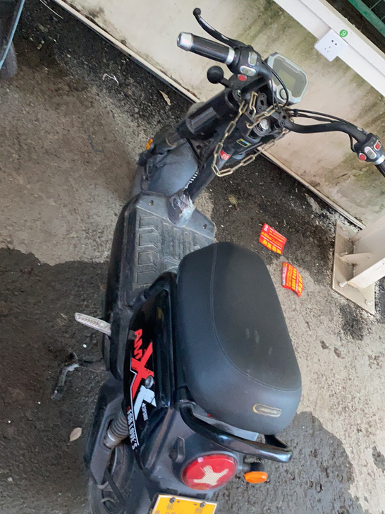 爱玛风暴新换电池55KM续航1350。有牌