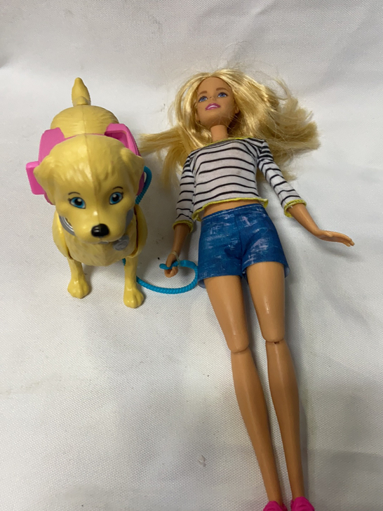 正版芭比娃娃女孩设计搭配礼盒过家家购物小达...