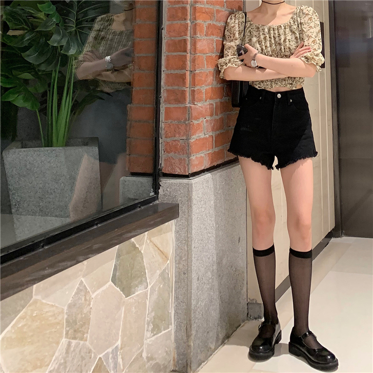 黑色牛仔裤尺寸：28  九成新 ！！几乎全...