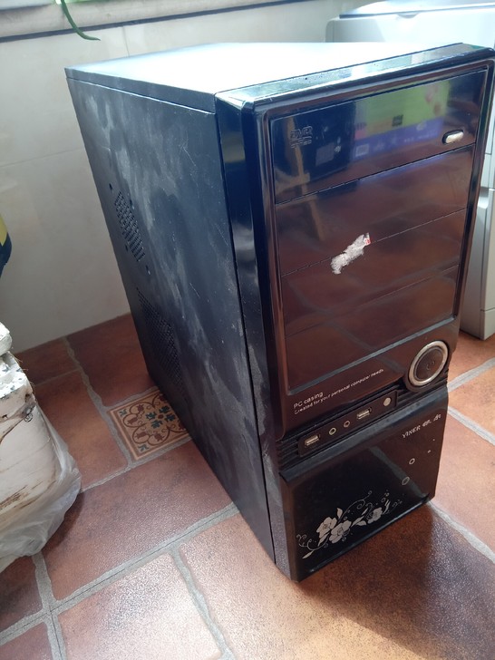 自用闲置的电脑机箱一个，与角斗士375电源...