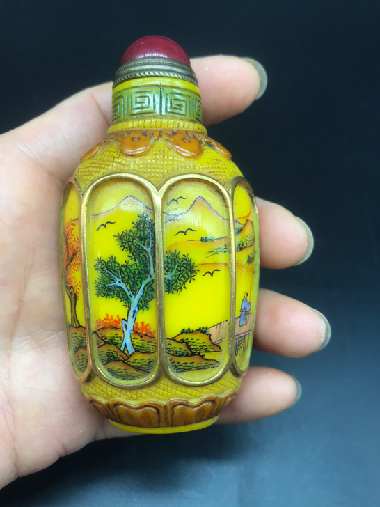 料器鸡油黄雕刻画珐琅彩鼻烟壶