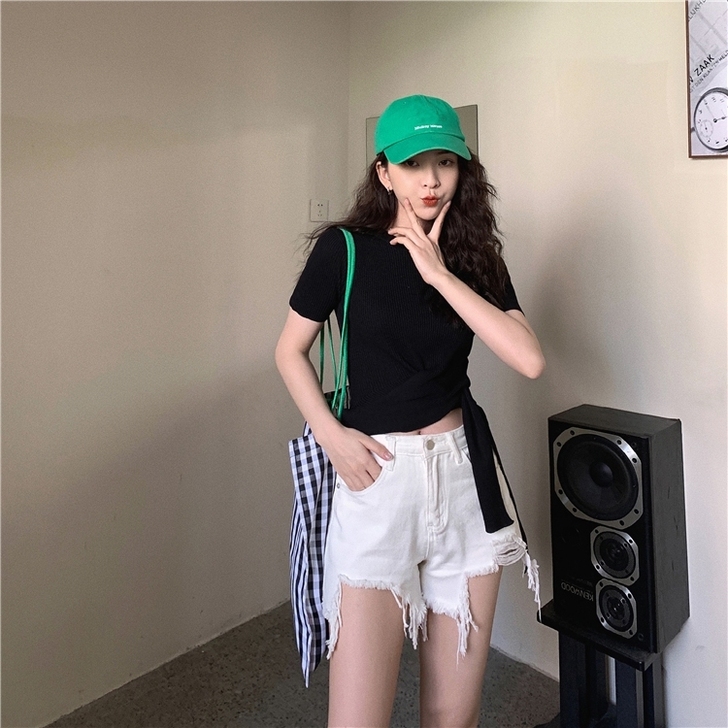 买的牛仔裤有点偏小，105斤内的可以拍，全新