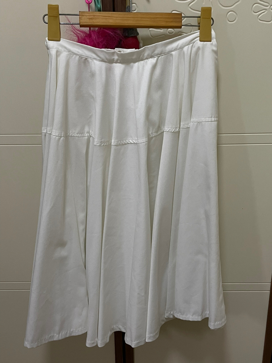 两条伞裙打包卖，白色适合春秋，黑色的是呢料...