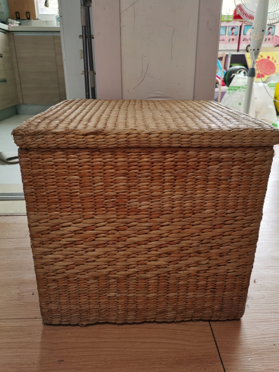很早之前买的草编置物箱，非常喜欢这类的物件...