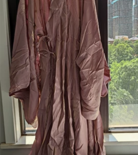 剧本杀店不开了，衣服闲置打包卖，衣服质量很...