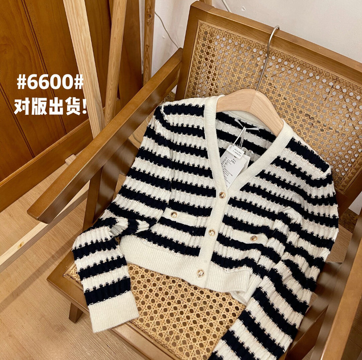 毛衣开衫薄款短款藏青拼色条纹  S号 穿了...