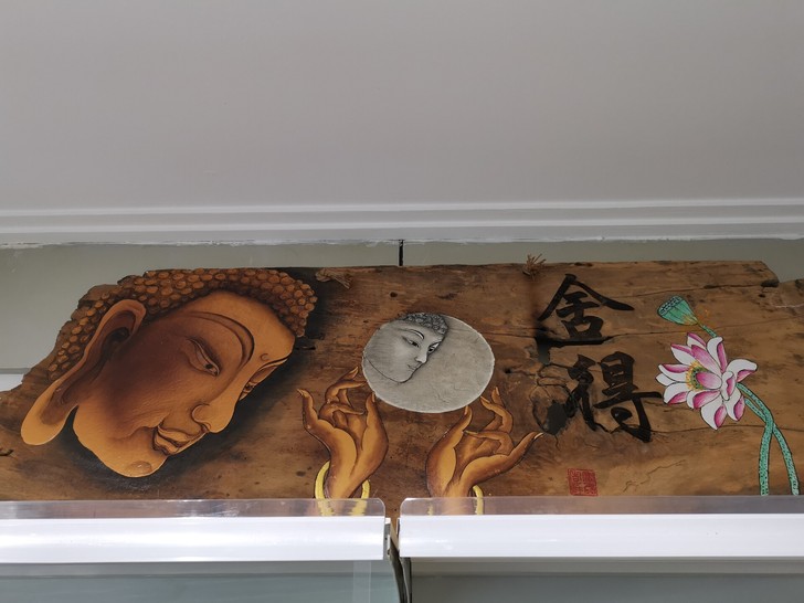 老船木雕刻画,佛和莲花都是雕刻出来的,不是...