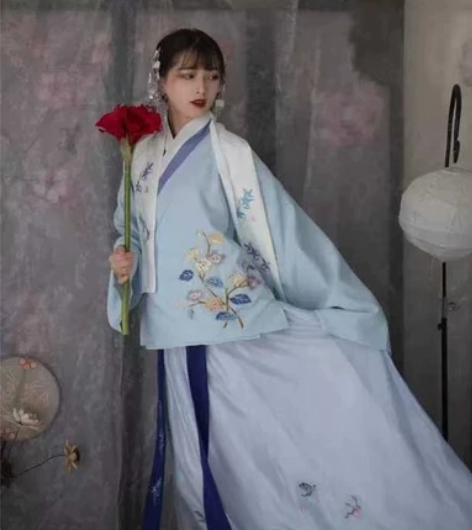 退坑出  大刀出 风回雪，交领短袄＋一片式...