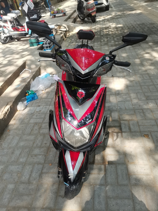 60伏20安5块大电瓶的爱玛大踏板，一辆！...