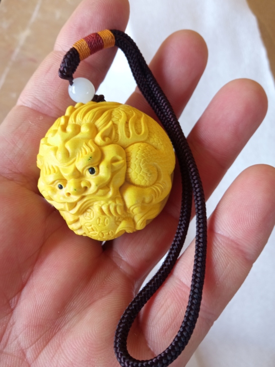 貔貅手把件,小叶黄杨木的,貔貅抱球,吃喝不...
