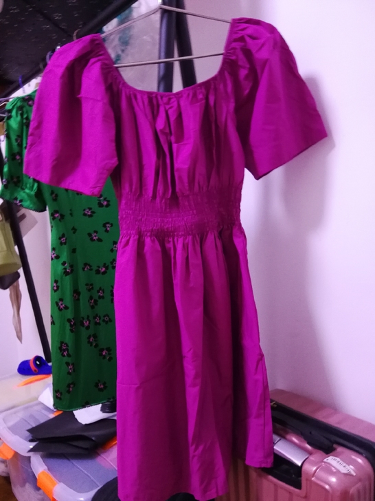 实体店买的一个韩风的裙子,纯棉的,穿起来挺...