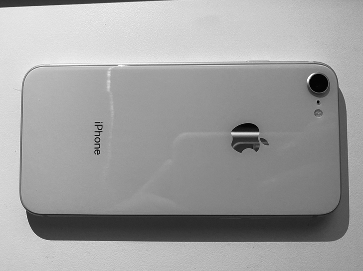 自用iPhone8，个人比较喜欢白色，手机...