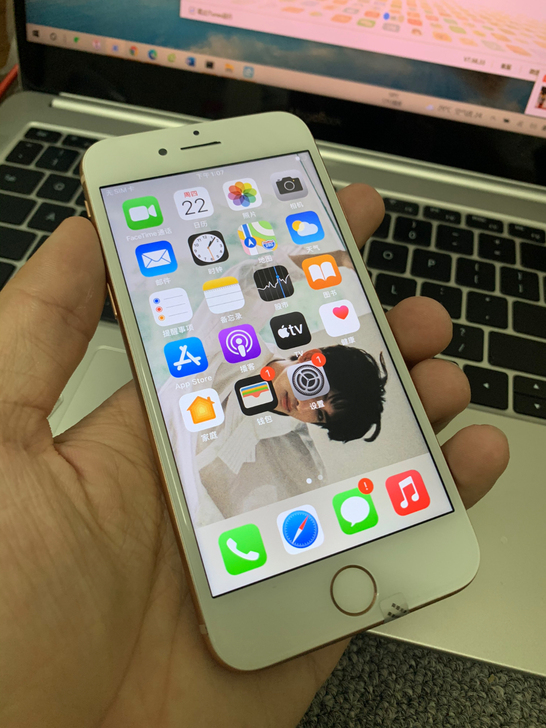 苹果 iPhone8代,金色 。 64g