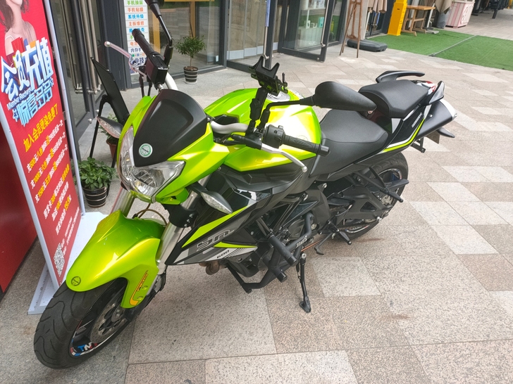 19年中旬 贝纳利黄龙600