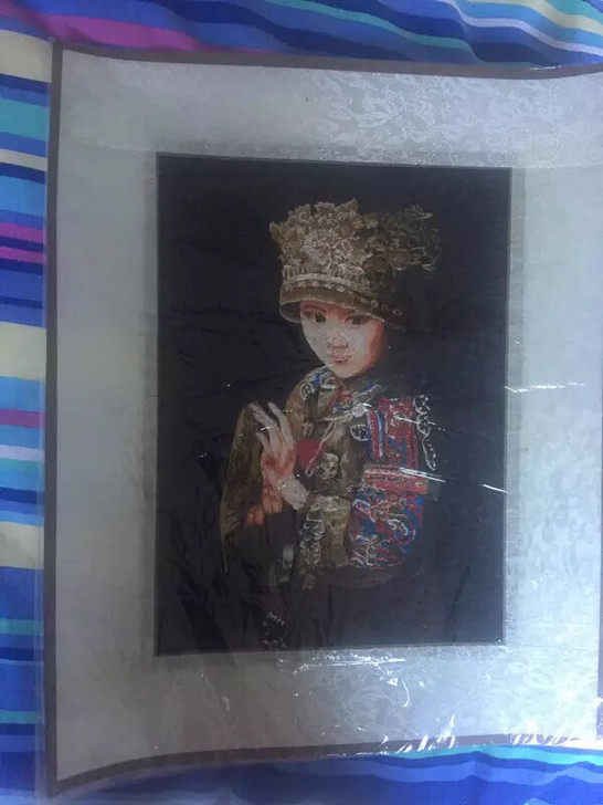 刺绣画手工画少女。凤凰古城购入