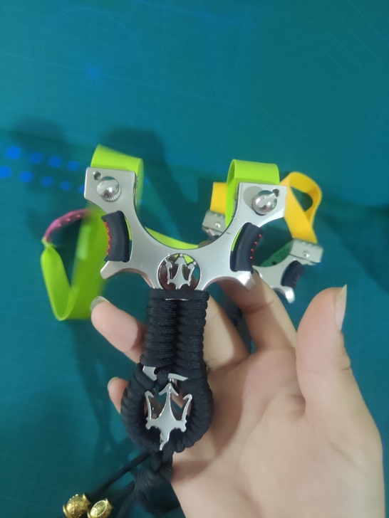 全新免绑扁皮弹弓 玛莎 如图 ,弹弓表面...