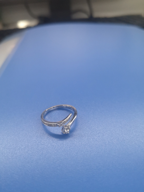 全新钻戒,9#,主石9分多,副石八分多,有...