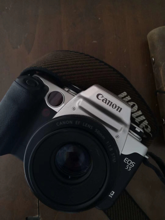 佳能 eos 55 胶片机，  很有质感 ...