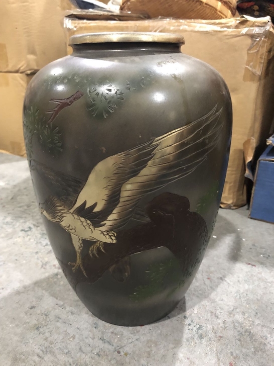 日本回流纯铜花器摆件一个，雕刻画篇，有下款...