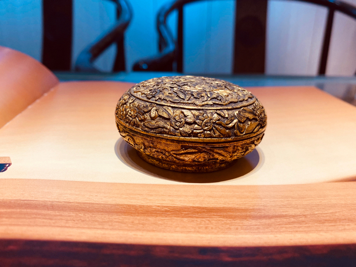 高浮雕铜鎏金花卉盒,工艺精美,里外鎏金,高...