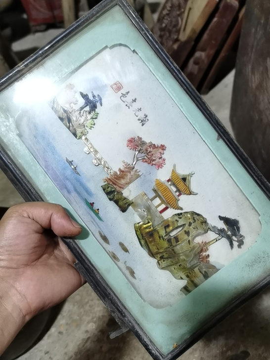 老贝壳雕刻画一幅，塑料老框架，品相如图，售...
