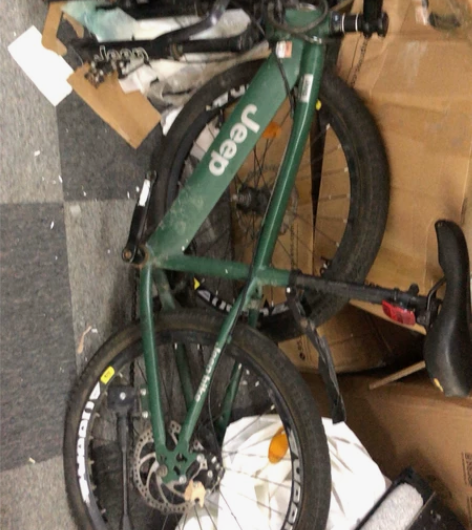 Jeep自行车 有一个车胎爆了。车把固定的...