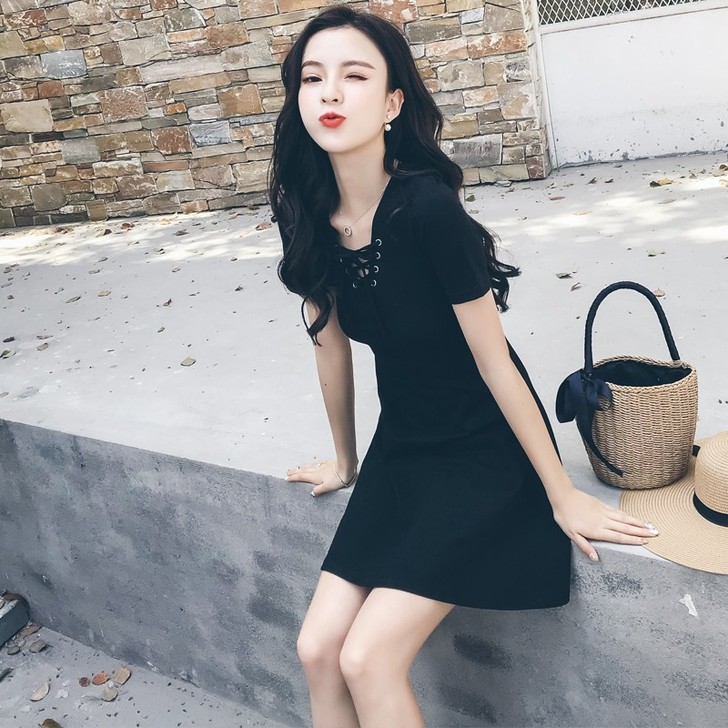 心机小黑裙a字短裙子v领法式复古桔梗赫本风...