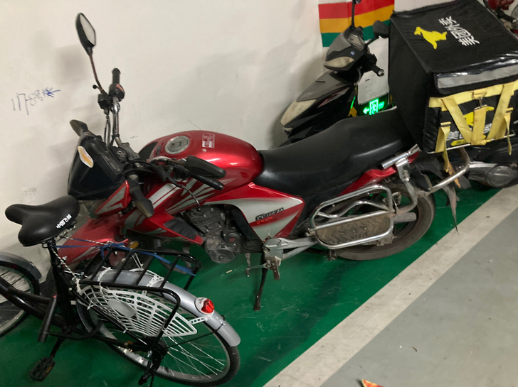 摩托车。150排量。保险明年才到期。16年...