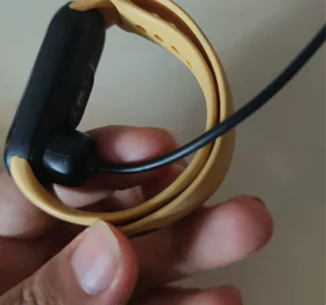自用的小米手环5 ,屏幕不知道怎么回事显...