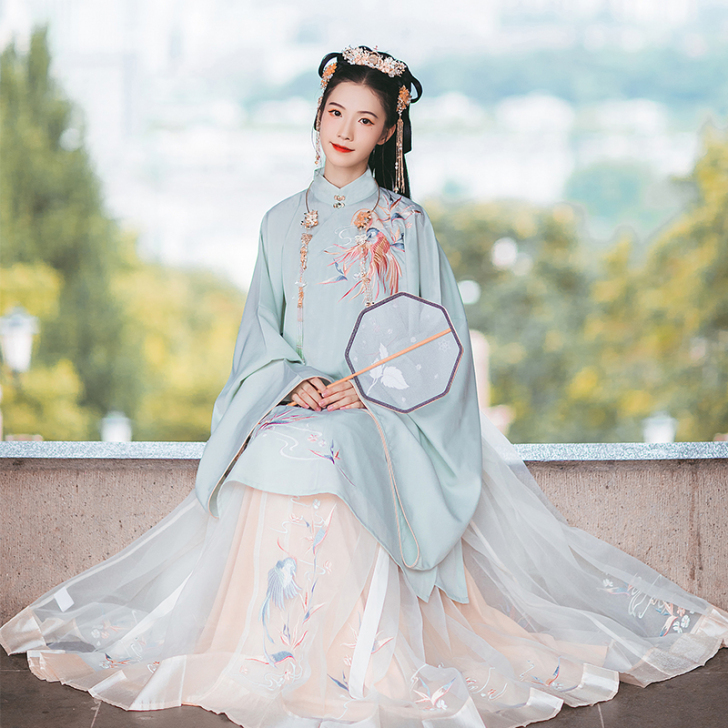 汉尚华莲 民族装舞台装   全新，带吊牌