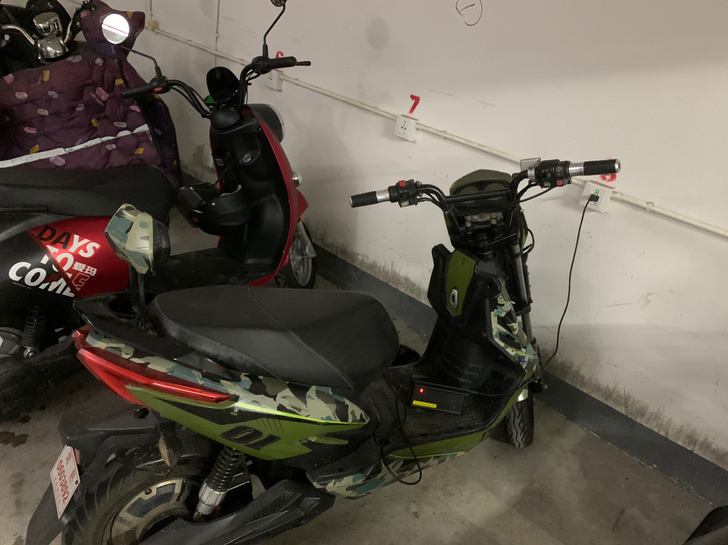 爱玛挑战者,4月换的电瓶可以跑50多公里,...