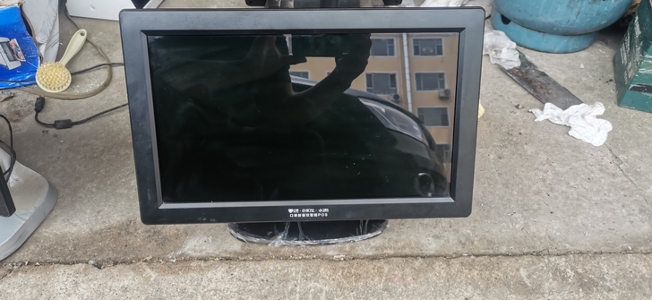 刚用了不久的收款一体机,保护膜都没有撕掉,...