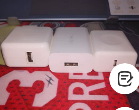 出各种充电头 其中两个18w 一个24w ...