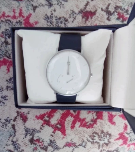 米家石英表。 手感不错。 戴起来简单大方。...