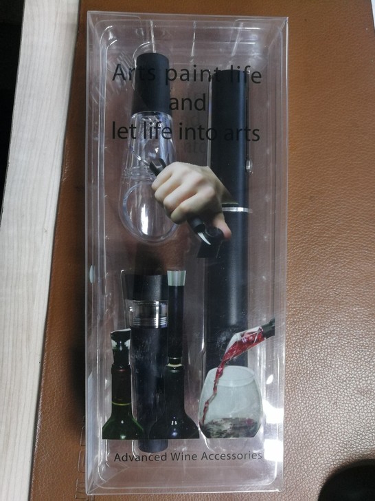 全新红酒开瓶套装，里面包含一个带割刀的气压...