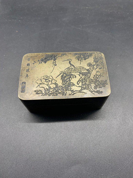 民国铜盒，松鹤延年的雕刻画。有底款